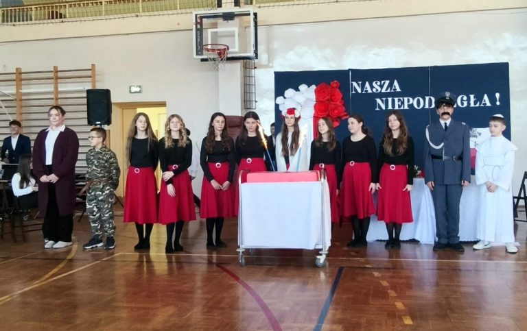 Uroczysty apel z okazji urodzin Ojczyzny w szkole w Wisznicach