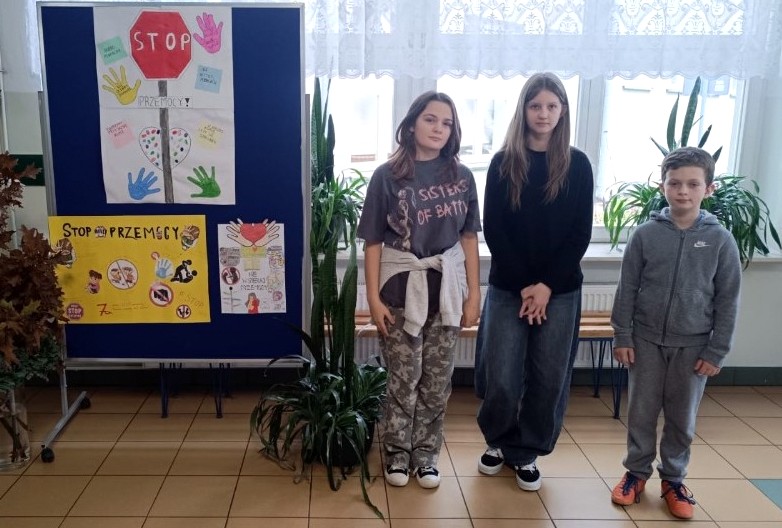 Nagrody w konkursie plastycznym 'Stop przemocy! Reaguję' w szkole w Zalesiu