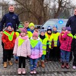 Wizyta przedszkolaków z SP w Zalesiu na Posterunku Policji w Piszczacu – wyjątkowe spotkanie pełne nauki i zabawy
