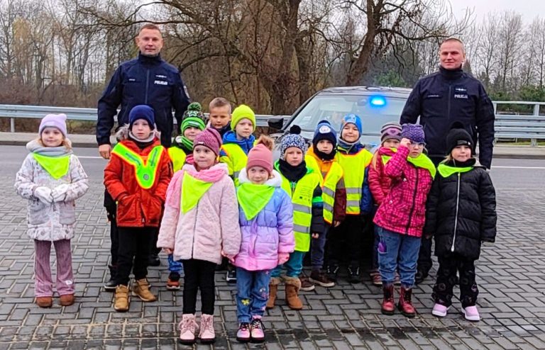 Wizyta przedszkolaków z SP w Zalesiu na Posterunku Policji w Piszczacu – wyjątkowe spotkanie pełne nauki i zabawy