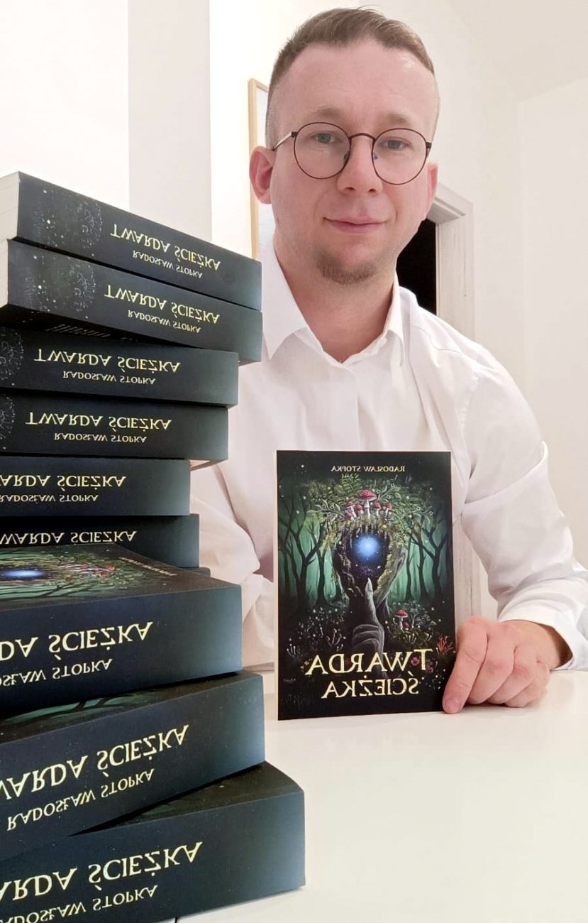 Kącik książkowy: ‚Twarda Ścieżka’ – przejmująca powieść o upadku i odrodzeniu