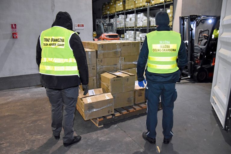 24 tysiące paczek nielegalnych papierosów w kontenerze z Chin