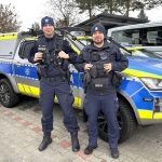 Szedł w skarpetach i koszuli. Mógł zamarznąć, gdyby nie czujność policjantów