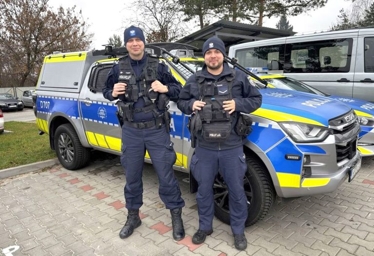 Szedł w skarpetach i koszuli. Mógł zamarznąć, gdyby nie czujność policjantów