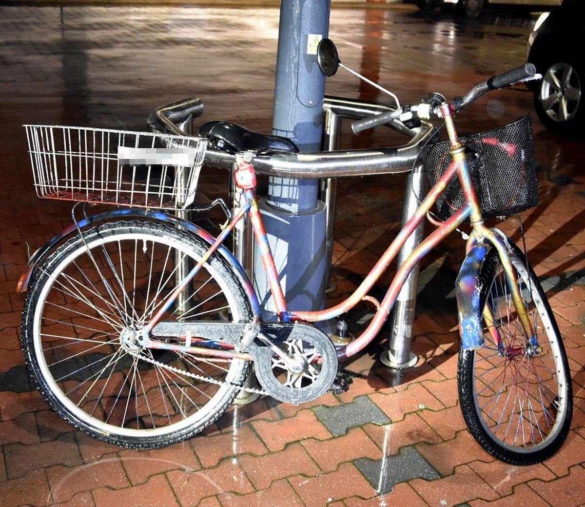 Parkując pod marketem potrącił rowerzystkę