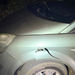 Pijany i bez prawka kierowca wpadł na podwórko, połamał krzewy