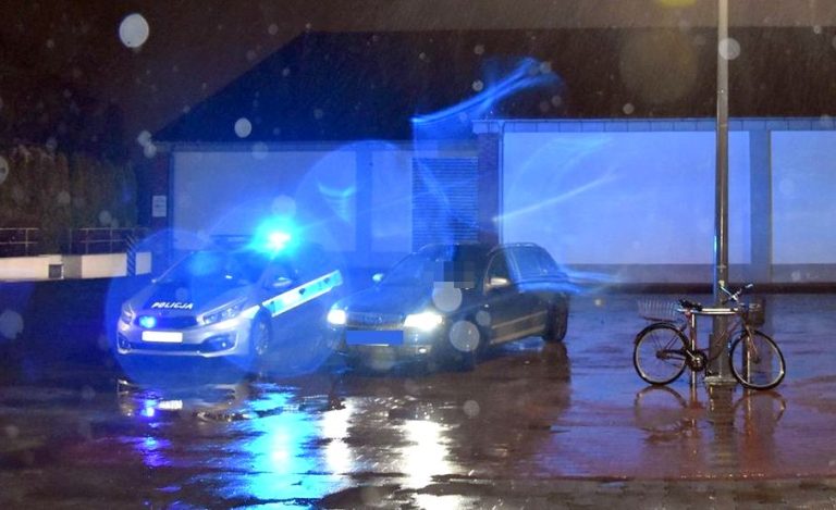 Parkując pod marketem potrącił rowerzystkę