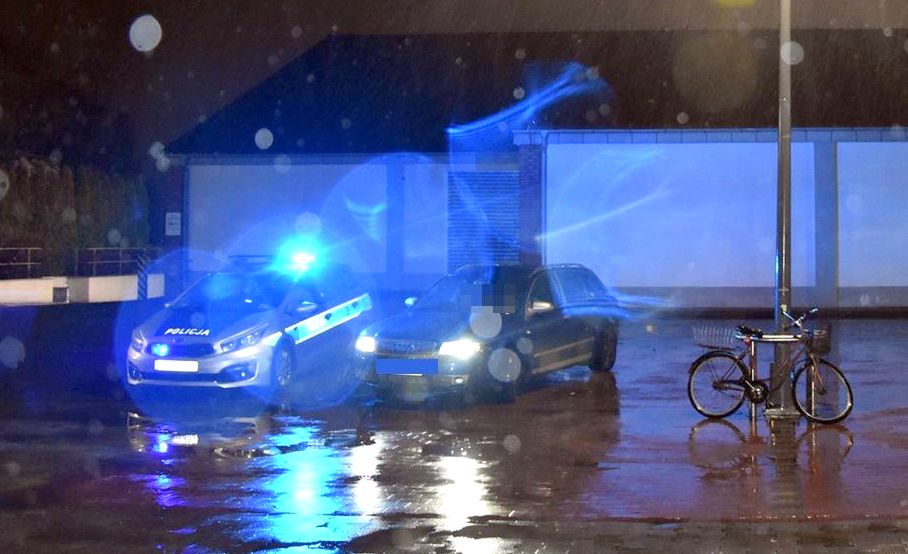 Parkując pod marketem potrącił rowerzystkę