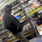 Zobacz film i zdjęcia sprawcy rozbojów. Rozpoznajesz go? Daj znać Policji!