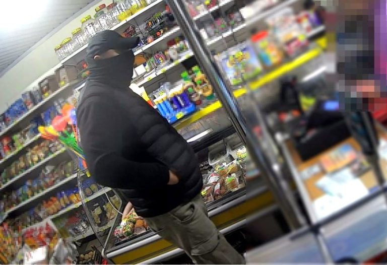 Zobacz film i zdjęcia sprawcy rozbojów. Rozpoznajesz go? Daj znać Policji!