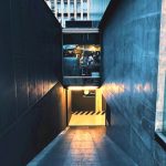 Jak sprzątać garaż podziemny, aby ograniczyć kurz i zabrudzenia z opon?