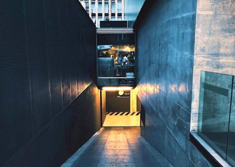 Jak sprzątać garaż podziemny, aby ograniczyć kurz i zabrudzenia z opon?