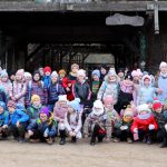Wycieczka uczniów szkoły w Zalesiu do Ziołowego Zakątka w Korycinach