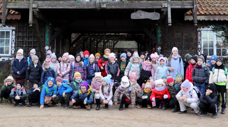Wycieczka uczniów szkoły w Zalesiu do Ziołowego Zakątka w Korycinach