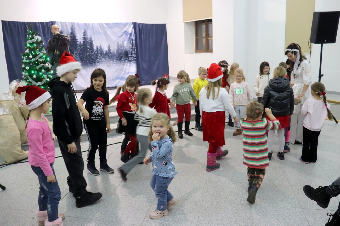 Spektakl teatralny i prezenty dla najmłodszych, czyli Gminne Mikołajki w Wisznicach