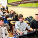 Uczniowie SP w Zalesiu na zajęciach z edukacji obronnej w Zespole Szkół w Małaszewiczach