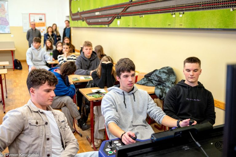 Uczniowie SP w Zalesiu na zajęciach z edukacji obronnej w Zespole Szkół w Małaszewiczach