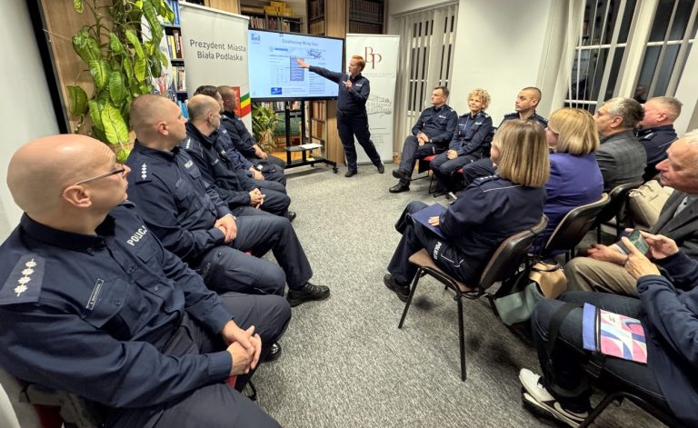 Jak nie dać się oszukać, czyli debata 'Bezpieczny senior' w Miejskiej Bibliotece Publicznej