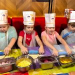 Kulinarno-filmowa wyprawa pierwszaków ze szkoły w Zalesiu