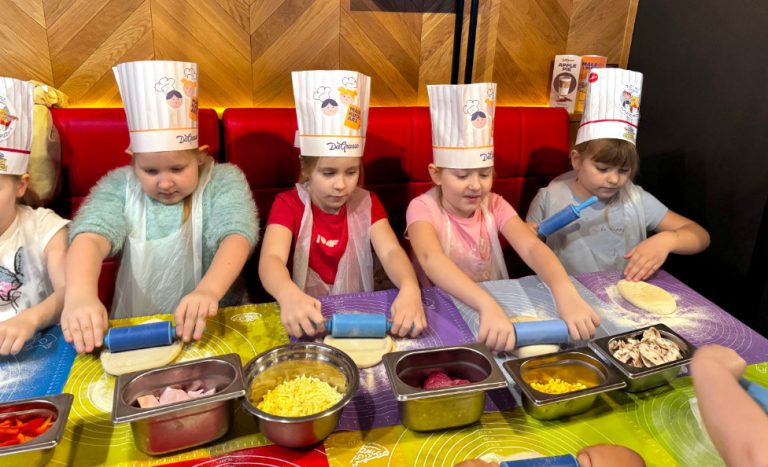 Kulinarno-filmowa wyprawa pierwszaków ze szkoły w Zalesiu