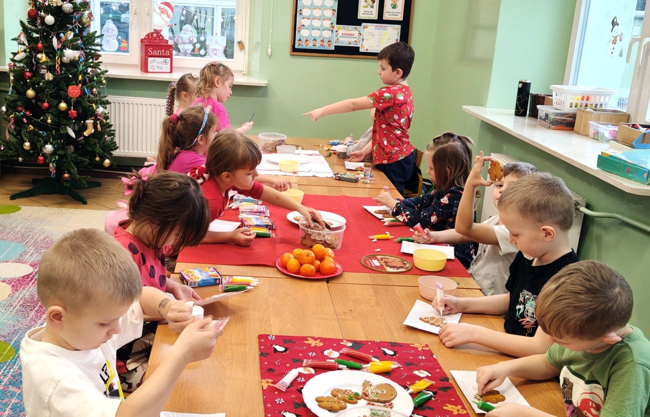 Przedszkolaki z Zalesia na świątecznych warsztatach zdobienia pierników