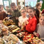 Charytatywny kiermasz bożonarodzeniowy w szkole w Zalesiu