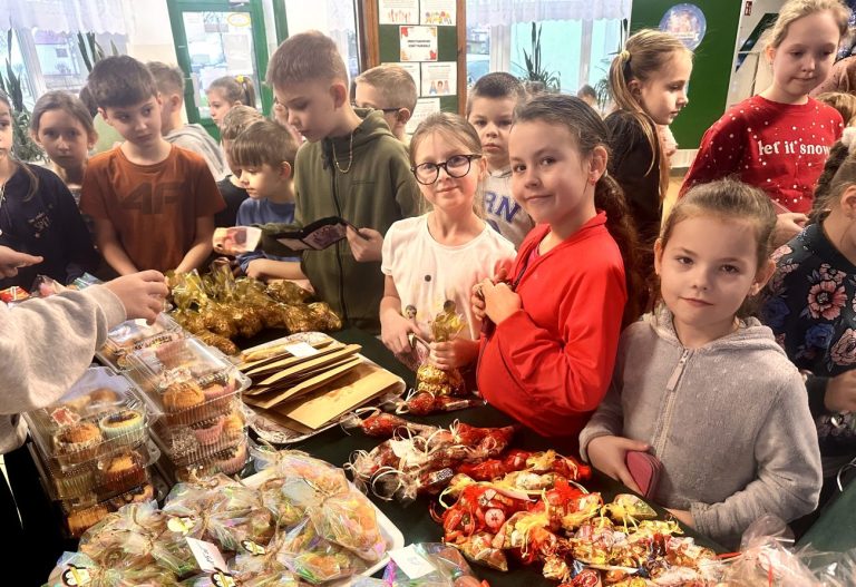 Charytatywny kiermasz bożonarodzeniowy w szkole w Zalesiu