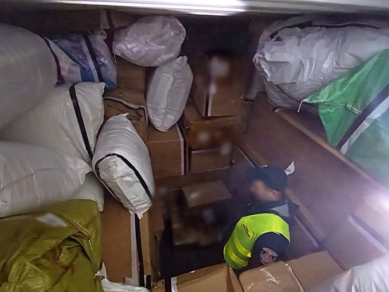 Celne trafienie: 15 tysięcy paczek papierosów w kontenerze