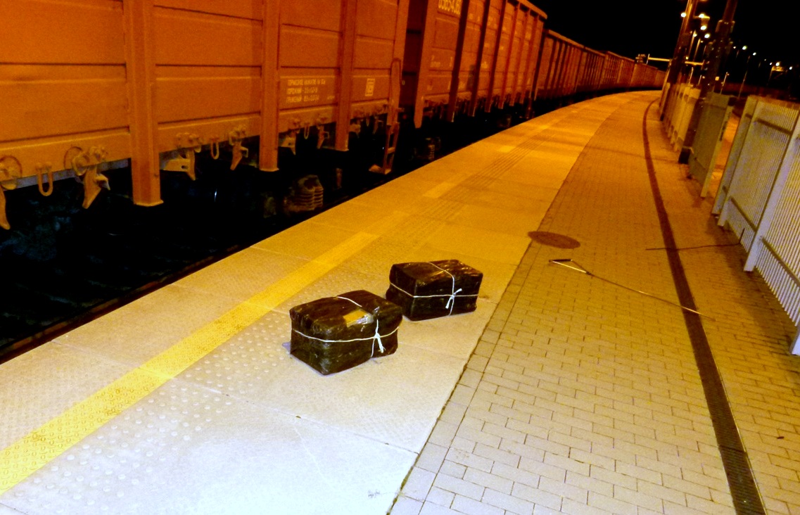 Niespodzianka w węglarce. Tysiąc paczek pod wierzchnią warstwą kruszywa