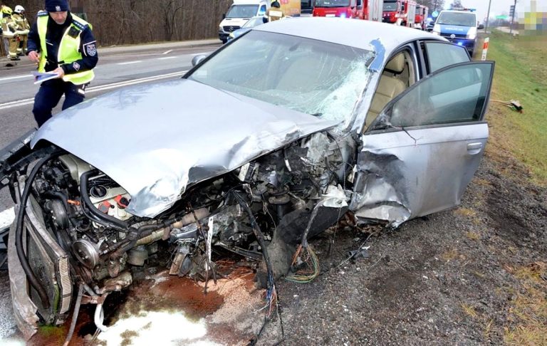 29-latek wjechał audi prosto w jadącą z przeciwka ciężarówkę