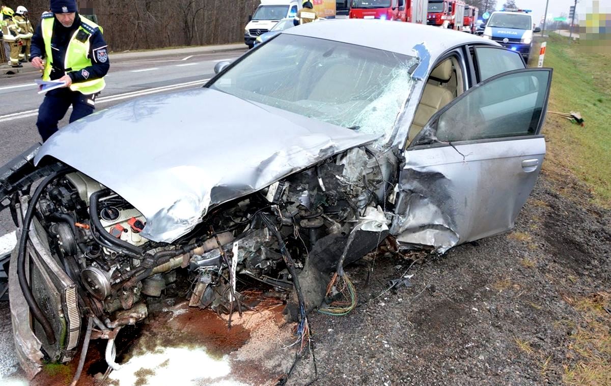 29-latek wjechał audi prosto w jadącą z przeciwka ciężarówkę