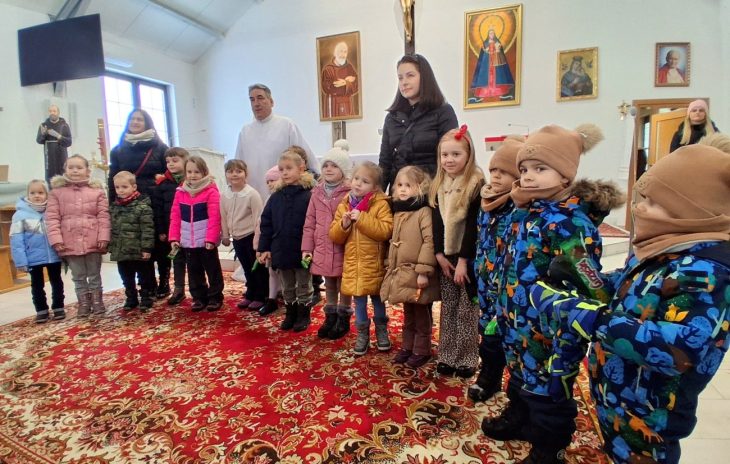 Koncert kolęd w wykonaniu Pszczółek w kościele w Rakowiskach