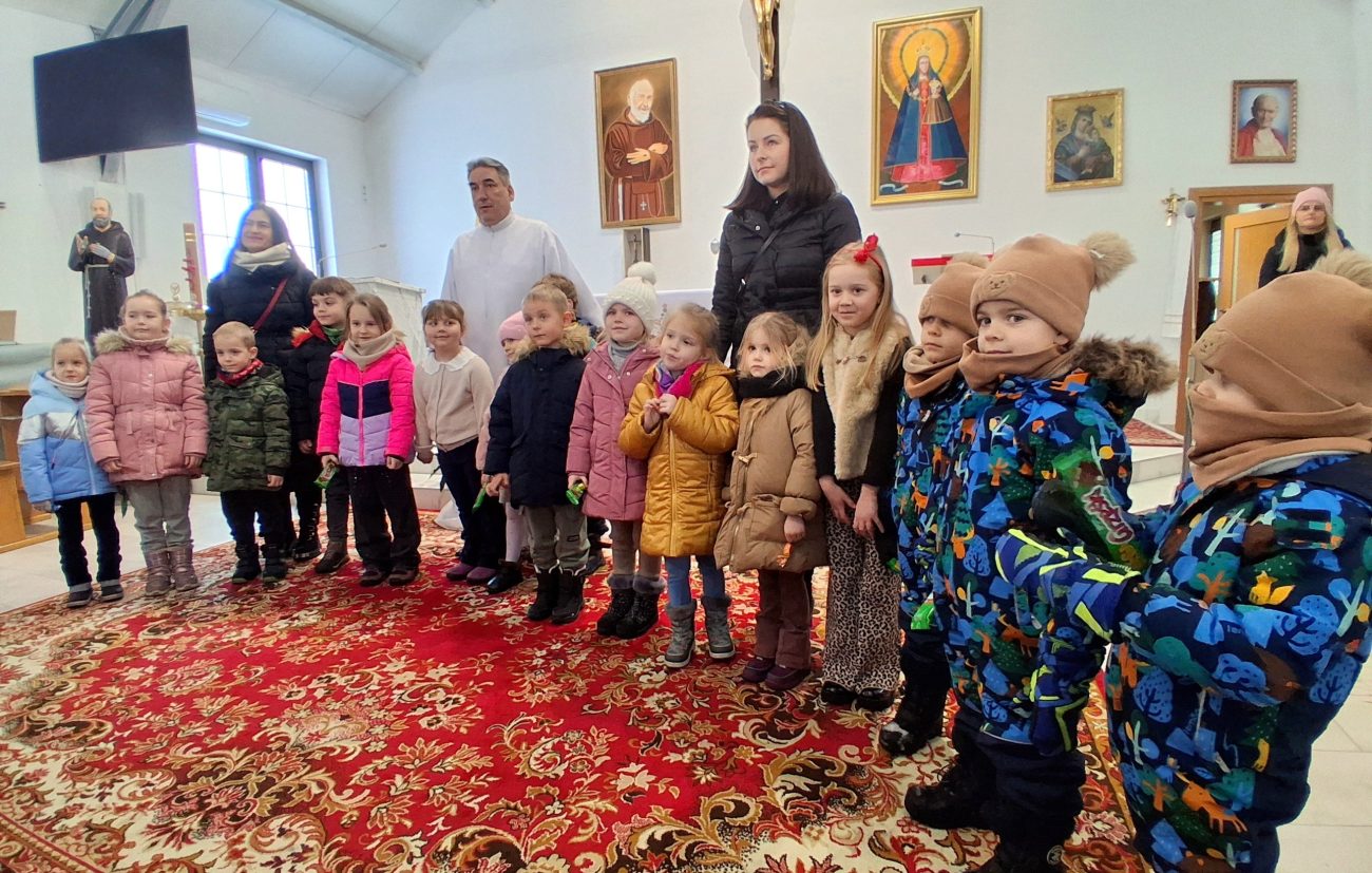 Koncert kolęd w wykonaniu Pszczółek w kościele w Rakowiskach