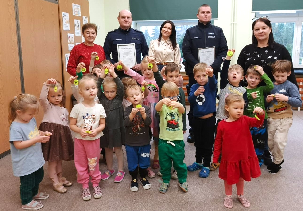 Policjanci w przedszkolu w Zalesiu świecili i przebierali