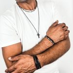 Męski krzyż Manoki – który model pasuje do Twojego stylu?