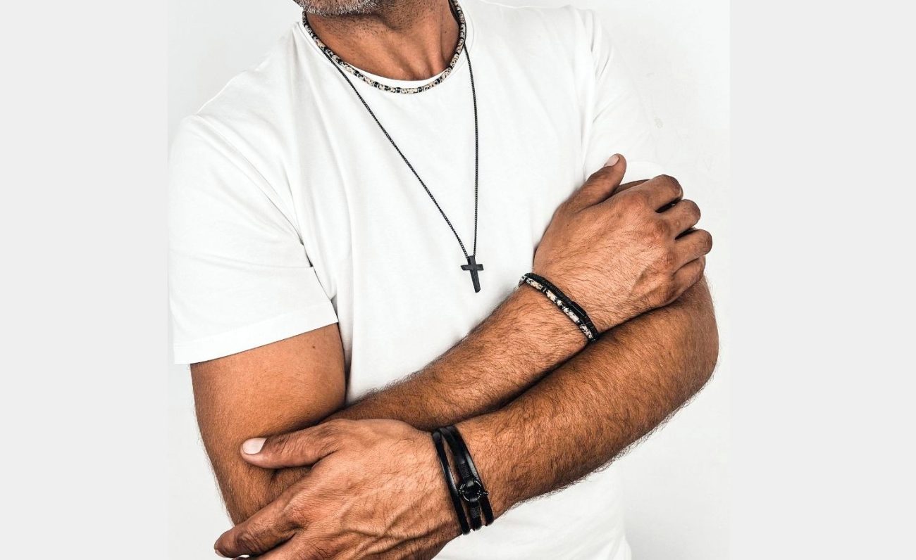 Męski krzyż Manoki – który model pasuje do Twojego stylu?