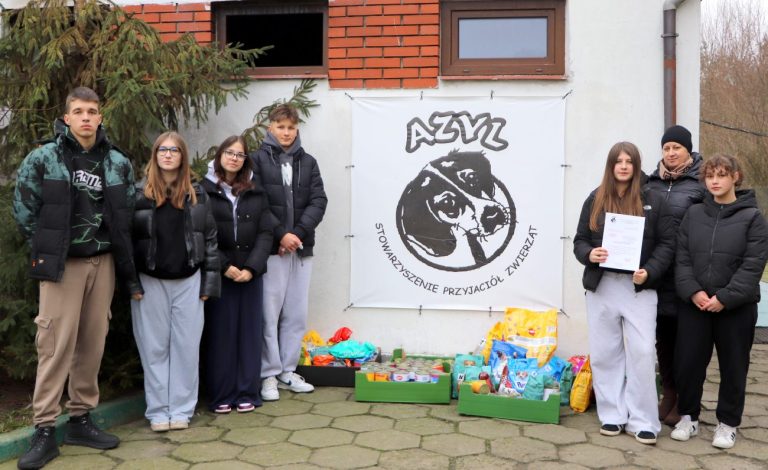 Wolontariusze ze szkoły w Zalesiu w bialskim schronisku dla zwierząt Azyl