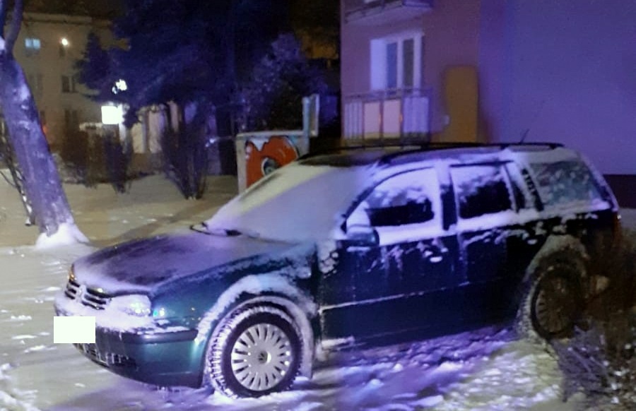 Odurzony narkotykami kierowca jechał całą ulicą i po chodnikach. A co wyniuchał w jego aucie pies tropiący...