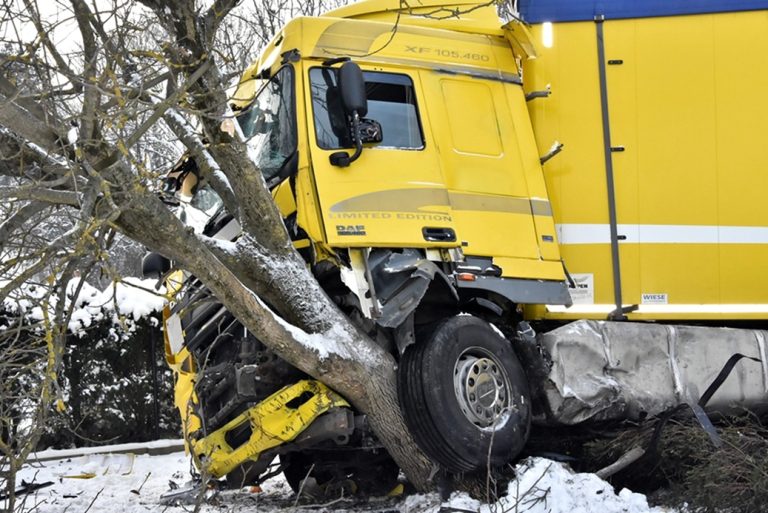 Tir staranował ogrodzenie posesji, bo niefrasobliwy kierowca audi zajechał mu drogę