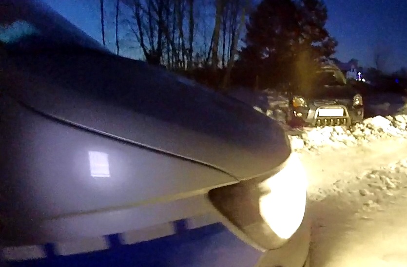 Wesołe towarzystwo: Jeden pijany kierowca próbował wyciągnąć z zaspy auto drugiego pijanego...