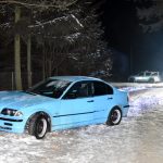 Na zakręcie BMW wypadło z drogi i uderzyło w drzewo