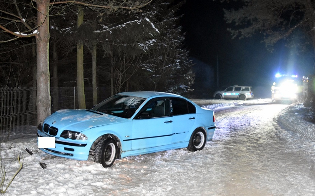 Na zakręcie BMW wypadło z drogi i uderzyło w drzewo