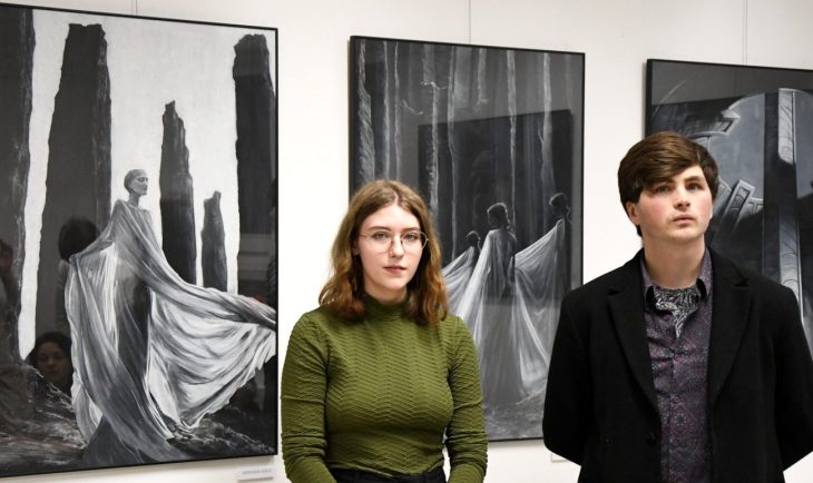 'Światłoczułość' w Galerii Podlaskiej. Czarno-biały dialog o duchowości i tajemnicy