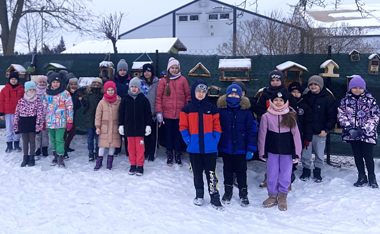 Kreatywność i ekologia w jednym. Zobacz karmniki, które ozdobiły szkolny ogród w Zalesiu