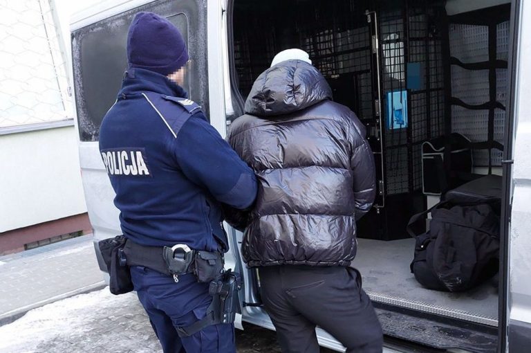 Sprawca oszustw 'na policjanta' złapany po brawurowym pościgu przez dwa powiaty