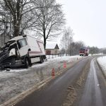 Wypadł z drogi na zakręcie, pasażer w szpitalu
