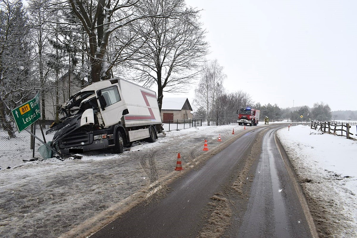Wypadł z drogi na zakręcie, pasażer w szpitalu