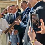 Historyczny dar dla papieża. Samorządowcy z powiatu bialskiego na audiencji w Rzymie