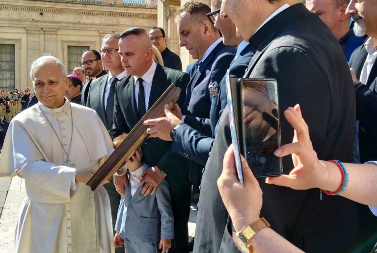 Historyczny dar dla papieża. Samorządowcy z powiatu bialskiego na audiencji w Rzymie