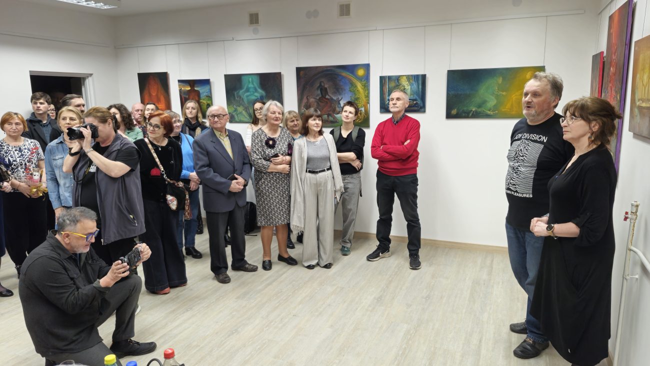 'Pseudo-neo-postsurrealizm' i dźwięki natury. Adam Korszun zaczarował Galerię Podlaską